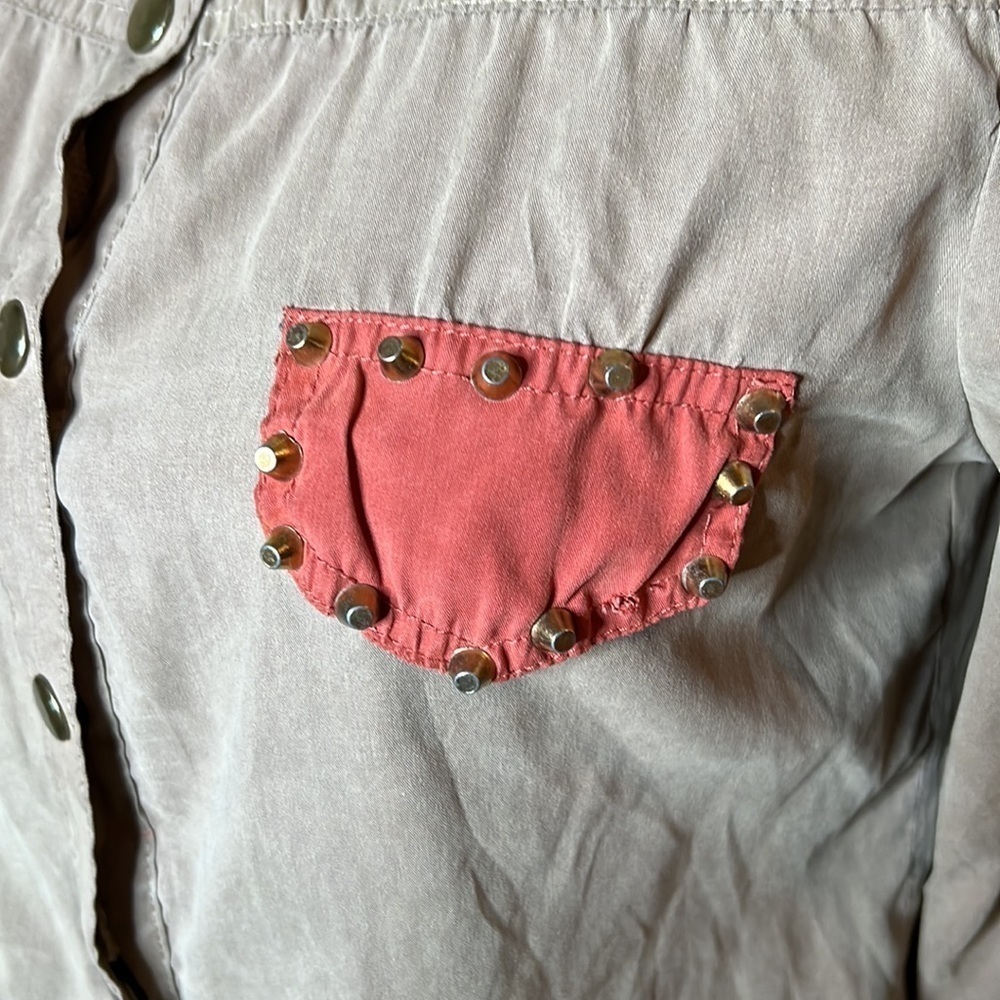 The Hanger Studded Pocket Snap Button Up Shirt Beige Pink Size Small Boho - Picture 3 of 5